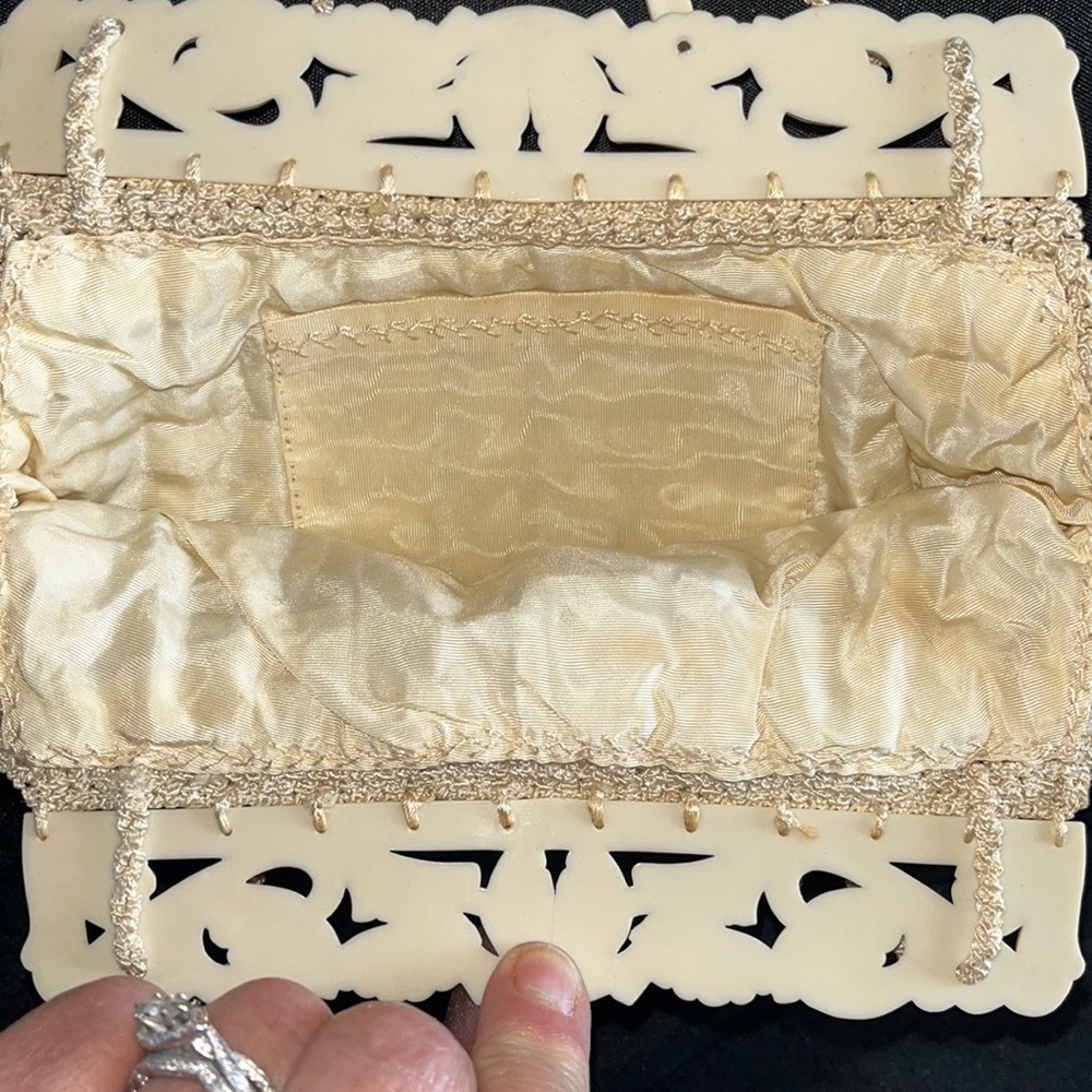 Vintage Cream Crochet Purse w/Plastic Carved Floral Clasp Frame - Picture 4 of 8